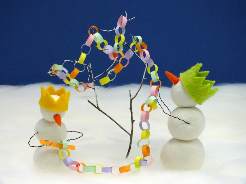 Snowpeople decorate their Christmas tree with paper chains